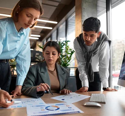 3 Menschen arbeiten an einem project
